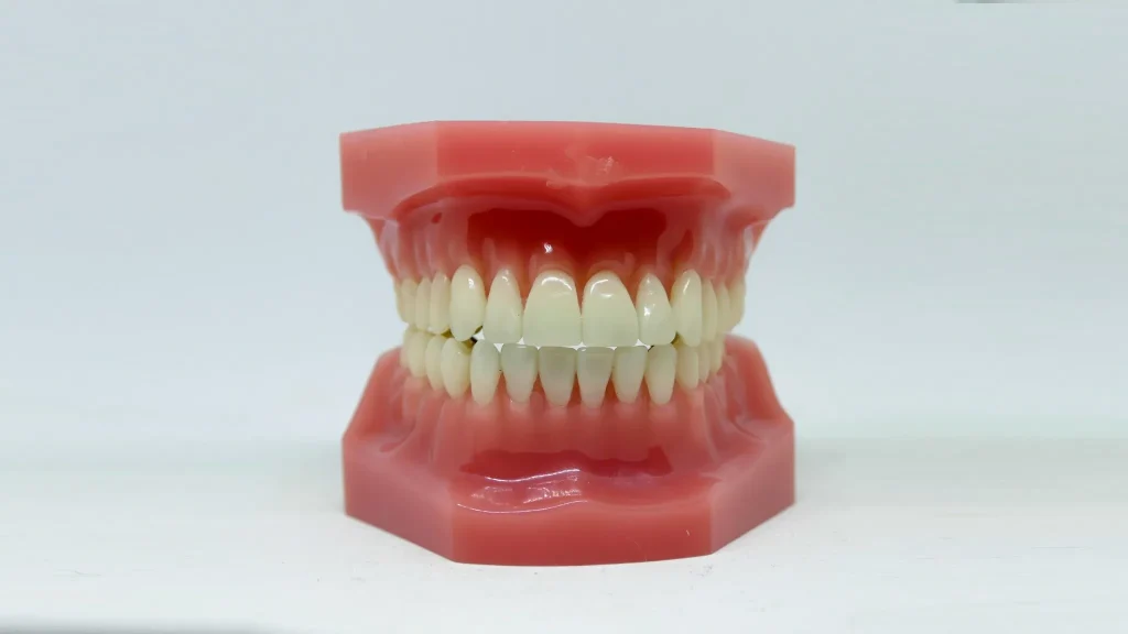 persona con sensibilidad dental al beber agua fría